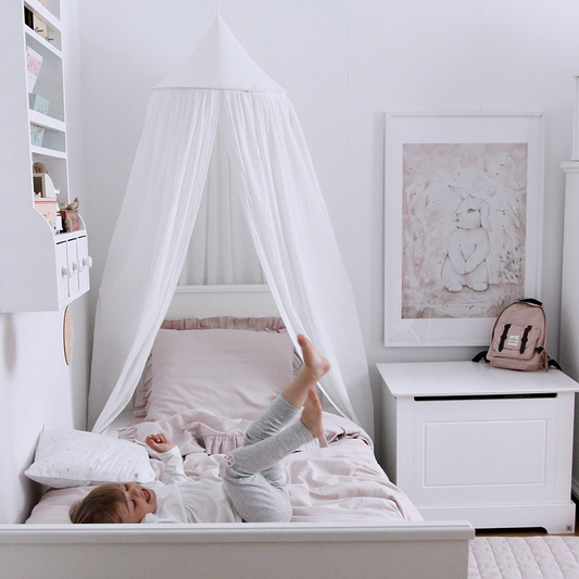 Betthimmel | Kinderzimmer Baldachin 'Soft Kollektion' Ø 50 cm Weiß mit Baby auf dem Bett - fancyspace