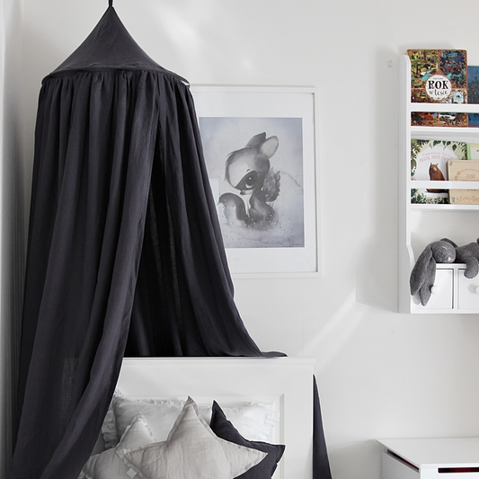 Betthimmel | Baldachin Graphite „Pure Nature Collection“ 100 % Leinen im Zimmer mit weißem Hintergrund mit Kissen - fancyspace